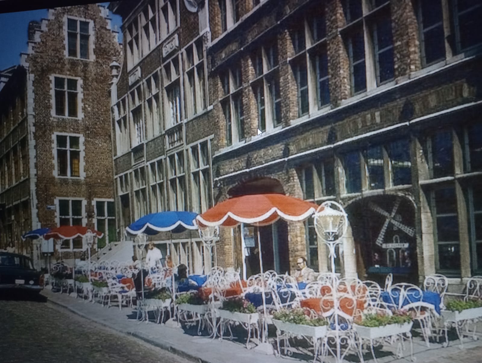 De Graslei met kleurrijke parasols